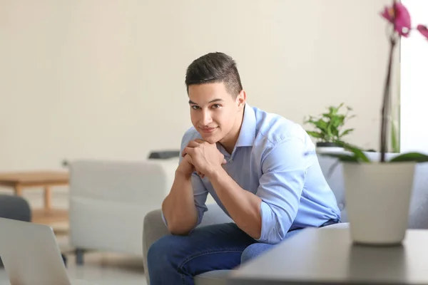 Schöner Junger Mann Sitzt Hause Sessel — Stockfoto