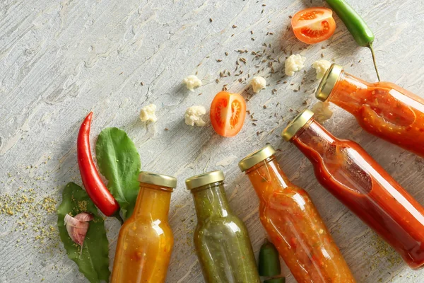 Bouteilles Avec Savoureuses Sauces Sur Table Bois Léger — Photo