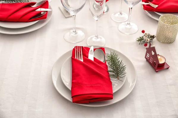 Stilvolle Tischdekoration Mit Weihnachtsdekoration — Stockfoto