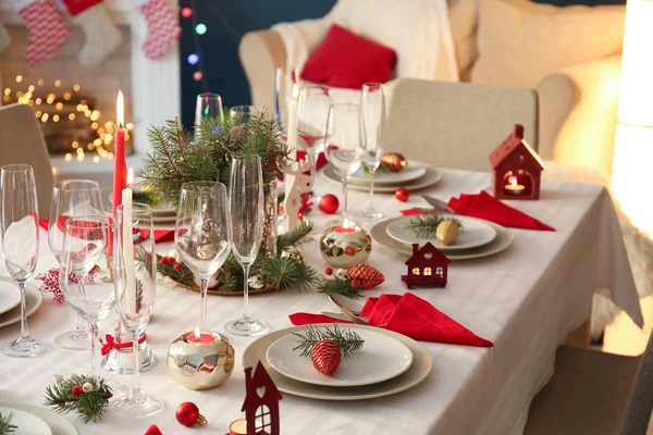 Stilistiske Borddeksler Med Brennende Lys Julepynt – stockfoto