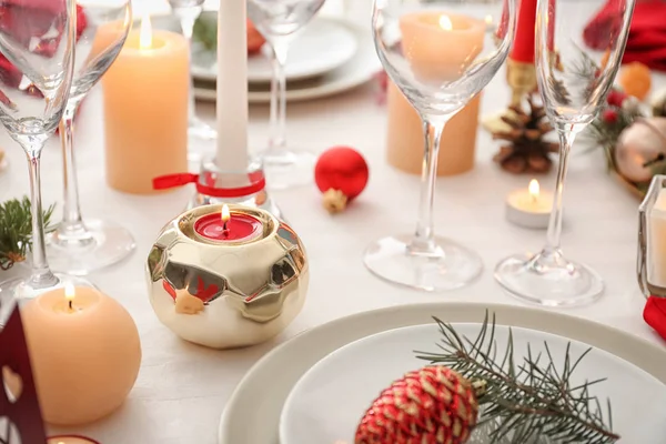 Elegante Mesa Con Velas Encendidas Decoraciones Navideñas —  Fotos de Stock