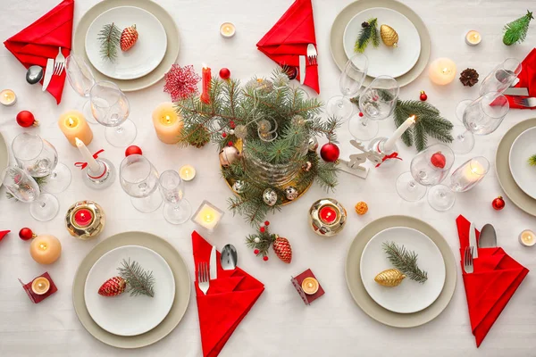 Stilvolle Tischdekoration Mit Brennenden Kerzen Und Weihnachtsdekoration Draufsicht — Stockfoto