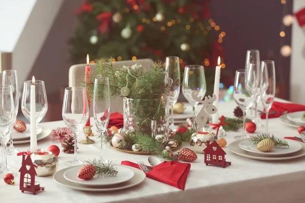 燃焼ろうそくやクリスマスの装飾とスタイリッシュなテーブル設定 — ストック写真