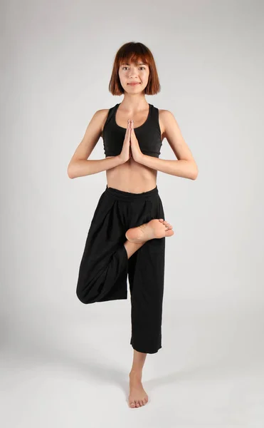 Sportif Kadın Pratik Yoga Gri Arka Plan Üzerinde — Stok fotoğraf