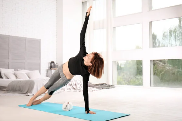 Sporty Woman Bunny Practicing Yoga Home — Stock Photo, Image