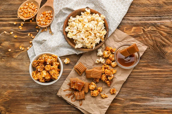 Složení Příjemných Popcorn Dřevěné Pozadí — Stock fotografie