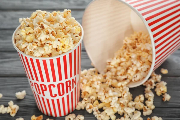 Bekers Met Heerlijke Popcorn Houten Achtergrond Close — Stockfoto