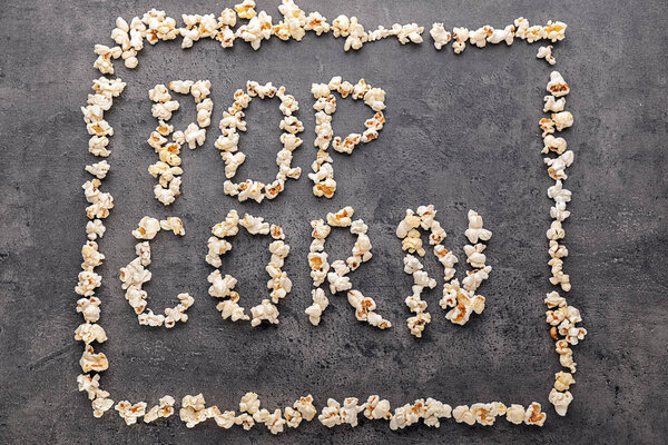 Слова и рамки из вкусного попкорна на темном фоне
