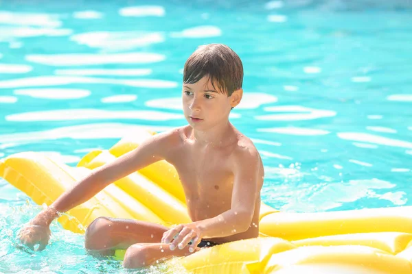 Симпатичний Хлопчик Надувному Матраці Басейні Літній День — стокове фото