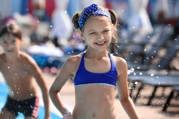 Petite Fille Mignonne Jouant Dans Piscine Jour Été — Photo