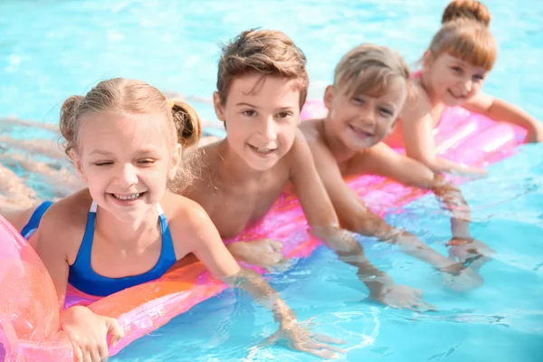 Schattige Kinderen Zwemmen Zwembad Zomerdag — Stockfoto
