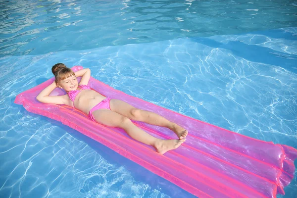 Schattig Klein Meisje Rusten Opblaasbare Matras Zwembad — Stockfoto