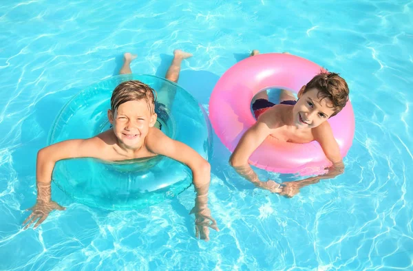 Милые Мальчики Плавают Бассейне Летний День — стоковое фото