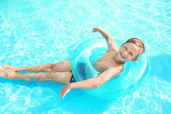 Χαριτωμένο Μικρό Αγόρι Φουσκωτό Δαχτυλίδι Κολύμπι Στην Πισίνα — Φωτογραφία Αρχείου