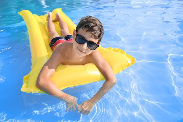 Schattige Kleine Jongen Rustend Opblaasbare Matras Zwembad — Stockfoto