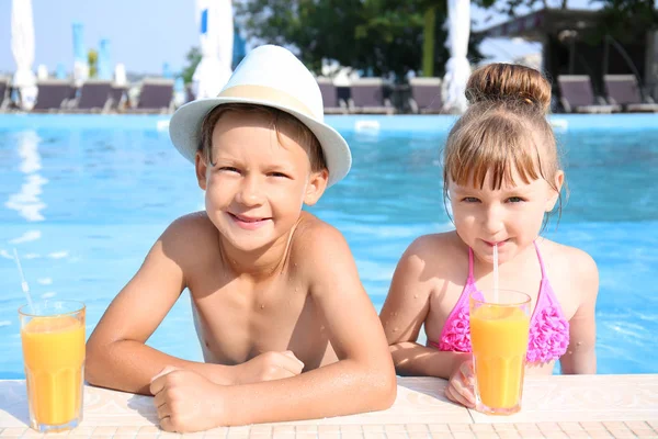 Cute Children Glasses Juice Swimming Pool Summer Day — Stock Photo, Image