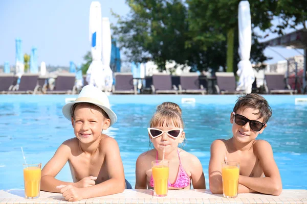 Cute Children Glasses Juice Swimming Pool Summer Day — Stock Photo, Image