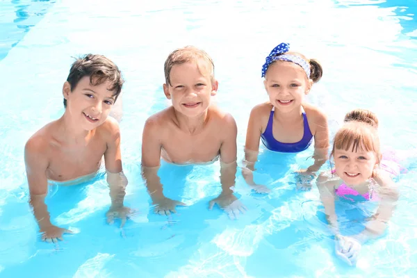 Enfants Mignons Dans Piscine Jour Été — Photo