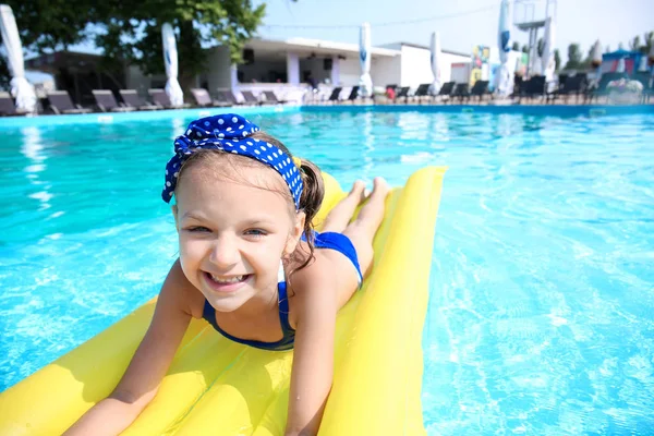 Menina Bonito Nadando Piscina Dia Verão — Fotografia de Stock