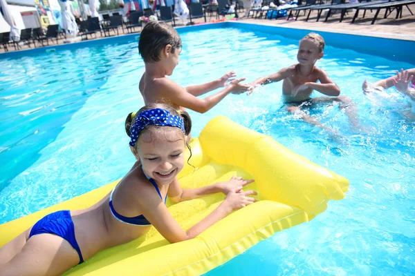 Leuke Kinderen Spelen Zwembad Zomerdag — Stockfoto