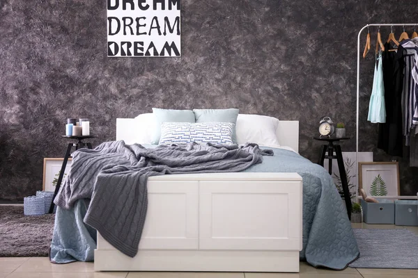 Großes Bett Mit Weichen Kissen Stilvollen Interieur Des Zimmers — Stockfoto