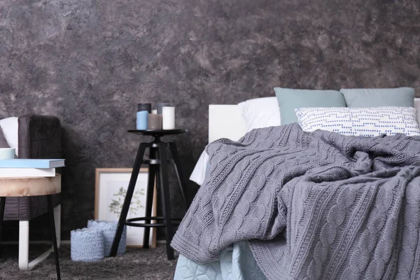 Groot Bed Met Zachte Kussens Het Stijlvolle Interieur Van Kamer — Stockfoto