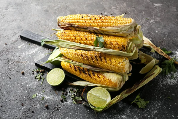Board Tasty Grilled Corn Cobs Grunge Table — Stock Photo, Image