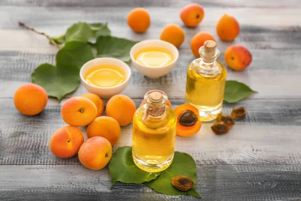 Composición Con Aceite Esencial Albaricoque Sobre Mesa Madera — Foto de Stock