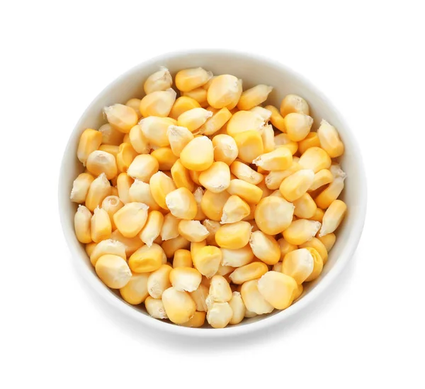 白い背景の熟したトウモロコシの穀粒とボウルします — ストック写真