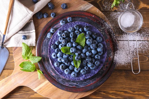 木製のテーブルに美味しいブルーベリーのチーズケーキ プレート — ストック写真