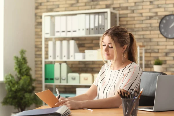 Young Businesswoman Working Office — Stock Photo, Image