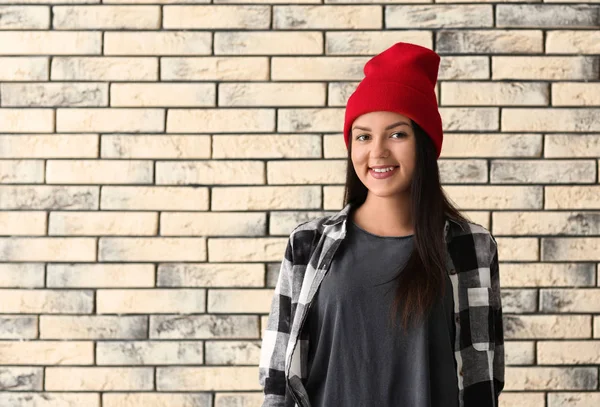 Beautiful Young Woman Brick Wall Background — Stock Photo, Image