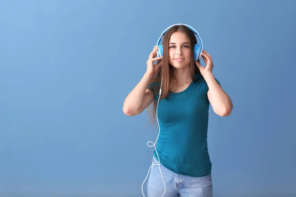 Belle Jeune Femme Avec Écouteurs Écoutant Musique Sur Fond Couleur — Photo