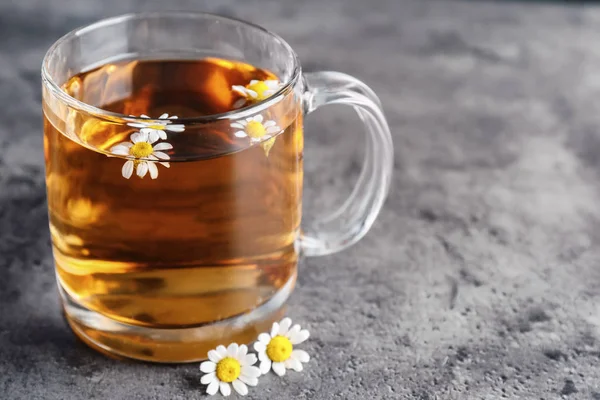 Gri tabloda çay lezzetli papatya