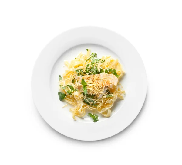 白色背景的鸡肉鱼片和奶酪的美味面食盘 — 图库照片
