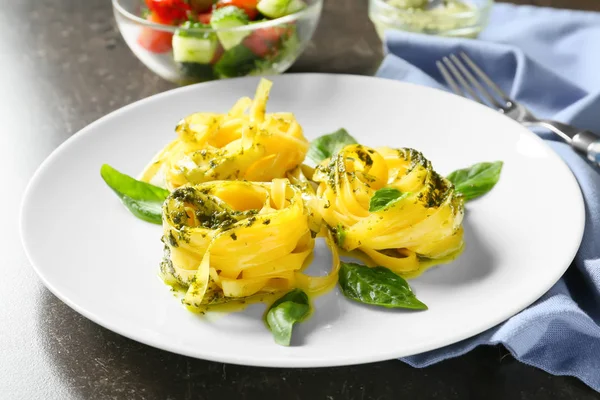 Tabak Masada Closeup Pesto Soslu Lezzetli Makarna — Stok fotoğraf