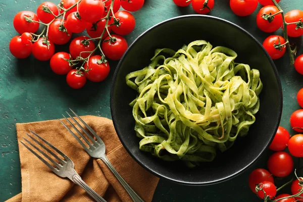 Placa Deliciosa Pasta Con Salsa Pesto Tomates Frescos Mesa — Foto de Stock