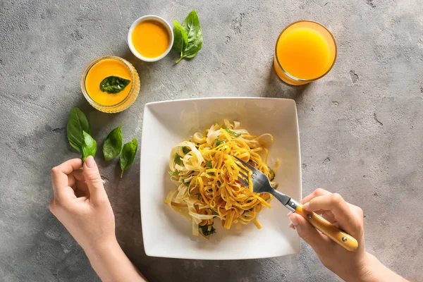 Mujer Comiendo Deliciosa Pasta Mesa Vista Superior —  Fotos de Stock