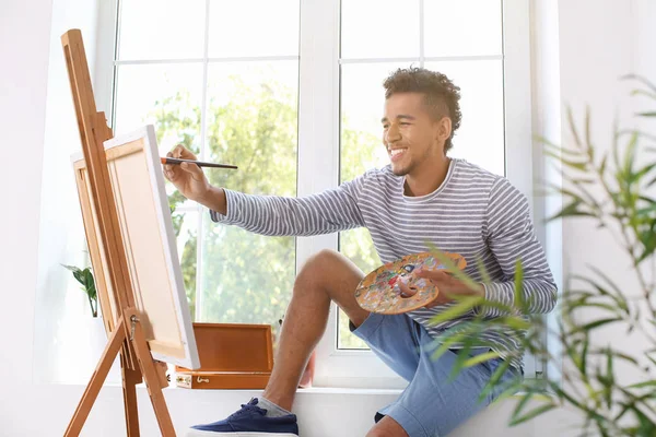 Jovem Artista Afro Americano Quadro Pintura Casa — Fotografia de Stock