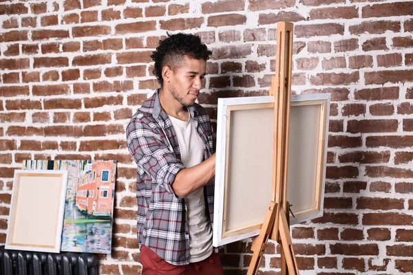 Joven Artista Afroamericano Pintando Cuadro Taller — Foto de Stock