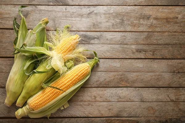 Frische Maiskolben Auf Holztisch — Stockfoto