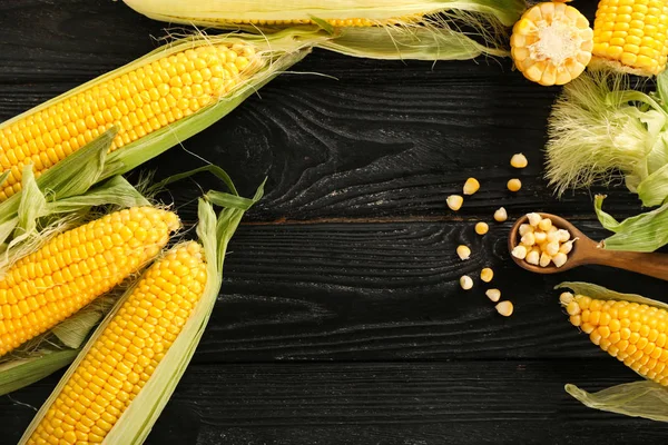 Tahta masada taze mısır koçanları.