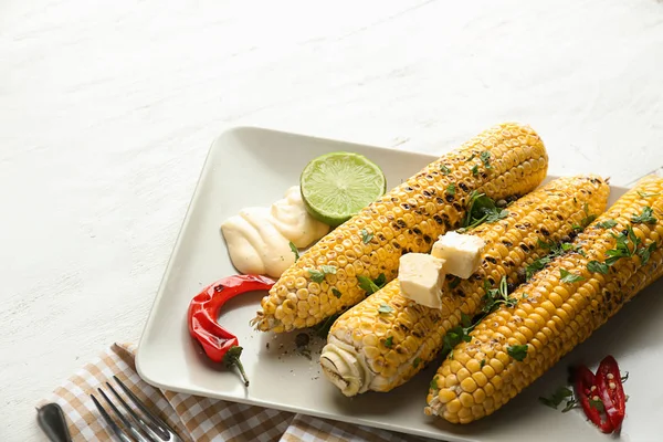 Plate Tasty Grilled Corn Cobs Table — Stock Photo, Image