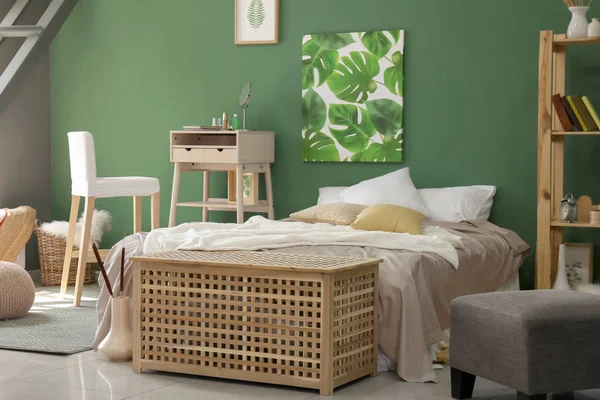 Groot Comfortabel Bed Het Stijlvolle Interieur Van Kamer — Stockfoto