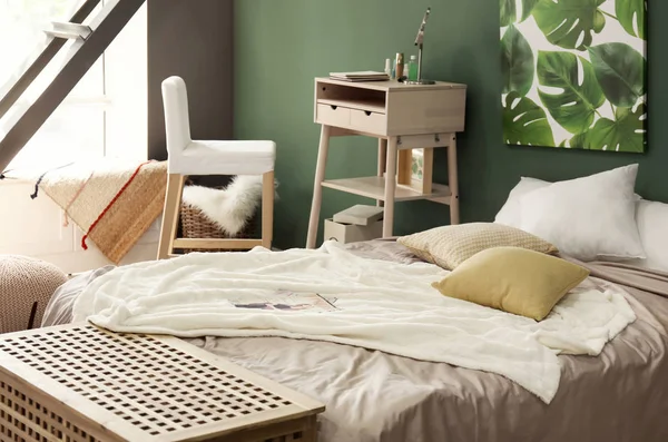 Groot Comfortabel Bed Het Stijlvolle Interieur Van Kamer — Stockfoto