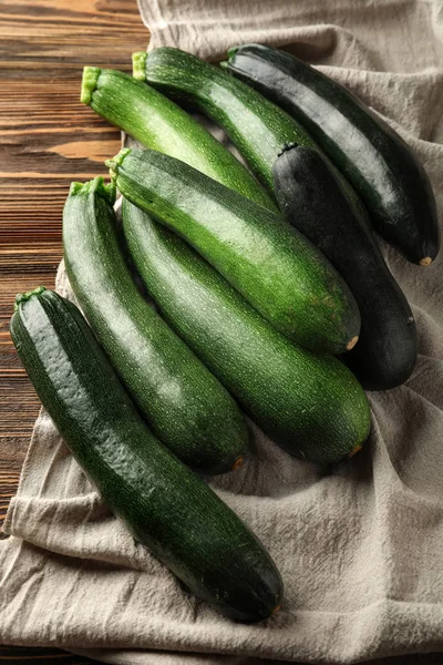 Rijpe Courgettes Houten Tafel — Stockfoto