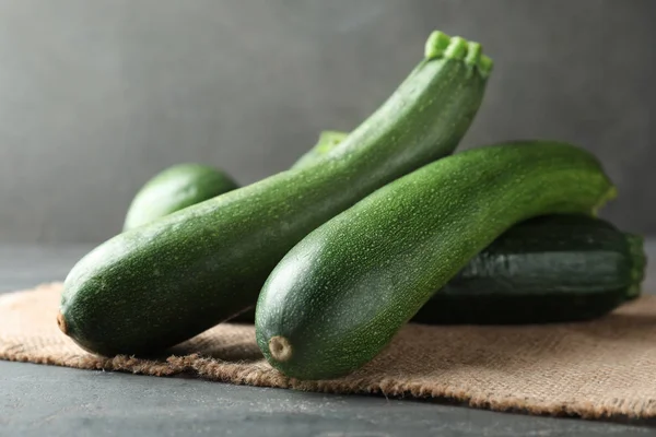 Reife Zucchinis Auf Grauem Tisch Nahaufnahme — Stockfoto