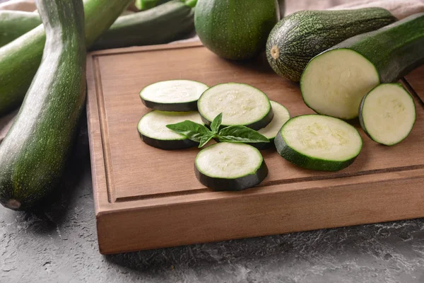 Brett Mit Reifer Zucchini Auf Grunge Tisch Nahaufnahme — Stockfoto