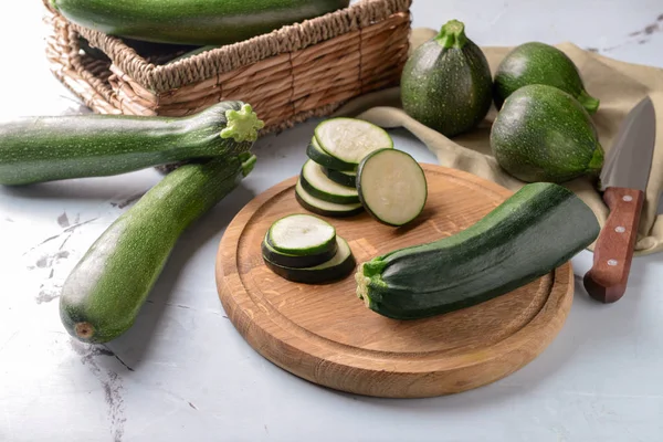 Platte Mit Reifen Zucchini Auf Hellem Tisch — Stockfoto