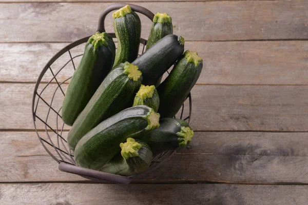 Mand Met Rijpe Courgettes Houten Tafel — Stockfoto